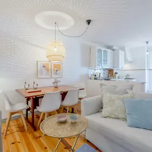 Bright & Spacious Alfama Apartment, By Timecooler Lisbon